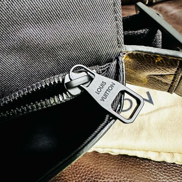 Louis Vuitton S Lock Sling Bag - Picture 13 of 16